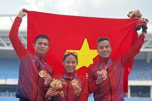 Võ Xuân Vĩnh (trái) đã giành HCV đi bộ SEA Games 31 nhưng sẽ thi đấu triathlon tại Đại hội thể thao toàn quốc 9-2022. Ảnh: N.A