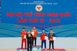 Ban tổ chức trao thưởng cho VĐV giành huy chương ở ngày đầu môn vật. Ảnh: V.QUỲNH
