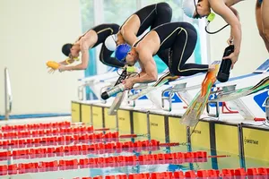 Các VĐV đang tranh tài quyết liệt cho tới ngày cuối của môn lặn. Ảnh: HCMfinswimming