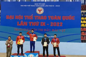 Chủ tịch Liên đoàn vật Việt Nam - ông Lý Duy Thanh trao thưởng cho VĐV nhận giải ngày cuối. Ảnh: MINH CHIẾN
