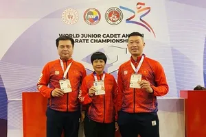 HLV Lê Tùng Dương (ngoài cùng bên trái) sẽ không tham gia đội tuyển quốc gia ở năm 2023. Ảnh: V.S.H