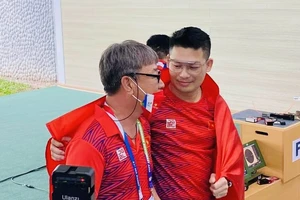 Thầy Park luôn theo sát các xạ thủ của đội tuyển quốc gia tại SEA Games 31 vừa qua. Ảnh: MINH CHIẾN