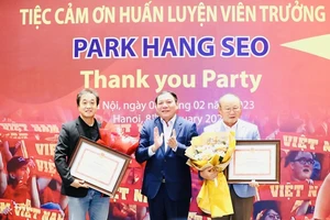 HLV Park Hang-seo và trợ lý đã được Bộ trưởng Nguyễn Văn Hùng trao bằng khen của Thủ tướng Chính phủ. Ảnh: TR.HUẤN.BVH