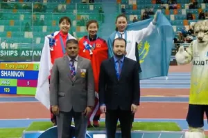 Nguyễn Thị Oanh đã có tấm HCV nội dung 1.500m tại giải. Ảnh: MINH CHIẾN