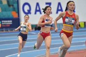 Nguyễn Thị Huyền (5) thi đấu tại giải điền kinh trong nhà vô địch châu Á 2023. Ảnh: AAA