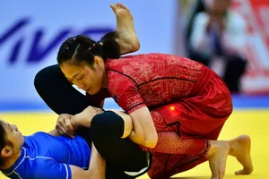 Phùng Thị Huệ (đỏ) vẫn là tuyển thủ jujitsu quan trọng của Việt Nam dự giải vô địch châu Á tới đây. Ảnh: MINH MINH