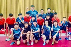 VĐV bóng bàn trẻ Busan (Hàn Quốc) đã làm quen với bàn bóng tại Khu liên hợp thể thao Quốc gia Mỹ Đình (Hà Nội). Ảnh: TIẾN HÙNG