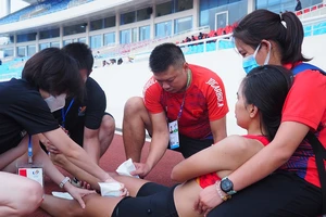 VĐV Ngọc Hoa được chăm sóc ngay khi về đích ở nội dung marathon nữ tại SEA Games 31. Ảnh: TUẤN ANH.SKĐS