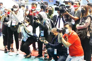 Phóng viên tác nghiệp tại SEA Games luôn có những sự chuẩn bị kỹ lưỡng về thẻ tham dự. Ảnh: P.MINH