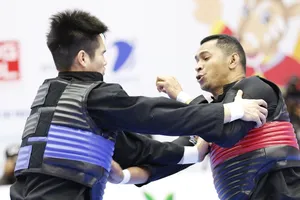 Võ sĩ như Nguyễn Duy Tuyến (xanh) được thêm giải đấu cọ xát trước khi dự SEA Games 32. Ảnh: DŨNG PHƯƠNG