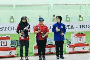 Thùy Trang (giữa) đã có tấm HCV bài súng hơi 10m nữ tại Indonesia. Ảnh: ĐÀO VŨ