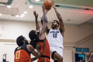 O'Darien Bassett (trắng) đã chơi hiệu quả khiến hàng hậu vệ Saigon Heat gặp khó khăn cản phá. Ảnh: SGH