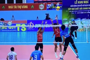 Cầu thủ Long An (xanh) đã chiến thắng ở trận đấu quan trọng trước VLXD Bình Dương. Ảnh: MINH MINH