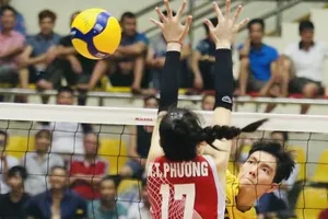 Bích Tuyền (vàng) chơi xuất sắc để vượt các cầu thủ hàng chắn của Bộ tư lệnh Thông tin ghi điểm. Ảnh: T.THẢO