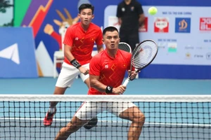 Lê Quốc Khánh từng giành HCĐ đôi nam khi thi đấu SEA Games 31 năm ngoái. Ảnh: VTF