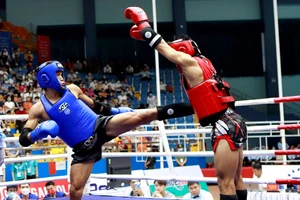 Duy Nhất (xanh) đã giành HCV tại SEA Games 31 nhưng ở SEA Games 32 sắm vai trò HLV đội tuyển kun khmer và kỳ vọng sẽ có VĐV đạt được kết quả cao nhất. Ảnh: NHẬT ANH