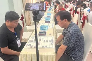 Kỳ thủ Thành Bảo (phải) chắc chắn là thành viên dự SEA Games 32 của đội tuyển cờ tướng Việt Nam. Ảnh: THÀNH TRUNG