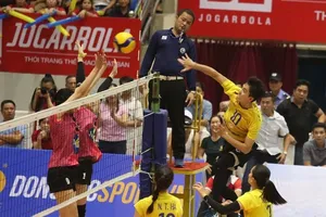 Trọng tài trận chung kết nữ cúp Hùng Vương 2023 được cho là non về xử lý tình huống. Ảnh: T.THẢO