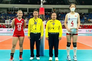 Trọng tài Nguyễn Việt Hòa (thứ hai từ bên trái qua) là trọng tài quốc tế sẽ tham gia điều hành tại SEA Games 32 tới đây. Ảnh: MINH CHIẾN