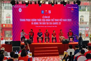 Các VĐV chia sẻ về trang phục mới của Đoàn thể thao Việt Nam. Ảnh: MINH CHIẾN