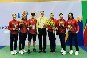 HLV Phạm Anh Tuấn (áo vàng, giữa) sẽ làm trọng tài tại SEA Games 32. Ảnh: MINH CHIẾN
