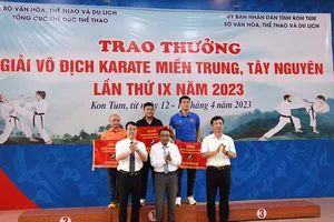 Ban tổ chức đã trao cờ cho các đơn vị dẫn đầu giải. Ảnh: HOÀNG THANH