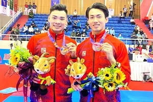 VĐV Tiến Dũng, Hồng Quân thuộc nội dung biểu diễn quyền của đội pencak silat Hà Nội đã không đồng tình với kết quả thi đấu ở Đại hội thể thao toàn quốc lần 9-2022. Ảnh: PC.HN