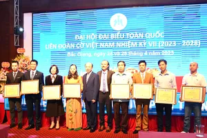 Tân Chủ tịch và tân Tổng thư ký Liên đoàn cờ Việt Nam (giữa) tại Đại hội đại biểu khoá 7. Ảnh: MINH MINH