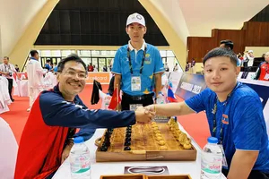 Kỳ thủ Nam Thắng của đội cờ ouk chaktrang Việt Nam thi đấu và có chiến thắng đầu tay tại SEA Games 32. Ảnh: NHẬT ANH