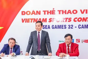 Phó Thủ tướng Chính phủ Trần Lưu Quang đã tới thăm Đoàn thể thao Việt Nam tại SEA Games 32. Ảnh: NHẬT ANH
