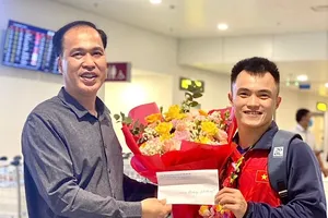 Nông Văn Hữu được lãnh đạo Trung tâm Huấn luyện thi đấu TDTT Lạng Sơn thưởng 20 triệu đồng. Ảnh: MINH MINH