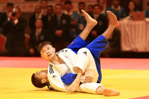 Nguyễn Hoàng Thành thực hiện đòn ippon để chiến thắng tuyệt đối đối thủ. Ảnh: DŨNG PHƯƠNG