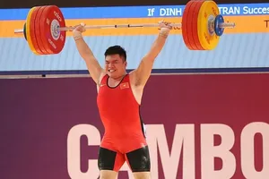 Lực sĩ Trần Đình Thắng có HCV hạng trên 89kg nam ngay trong lần đầu dự SEA Games 32. Ảnh: D.P