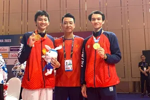 HLV Lê Huỳnh Châu và Phạm Đăng Quang (trái) cùng chúc mừng chiến thắng tại SEA Games 32. Ảnh: MINH MINH