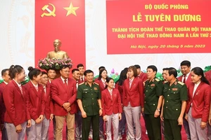 Lãnh đạo Bộ Quốc phòng gặp mặt, tặng thưởng cho các HLV, VĐV thể thao Quân đội đã dự SEA Games 32 và đạt thành tích huy chương. Ảnh: PHÚ SƠN QDND