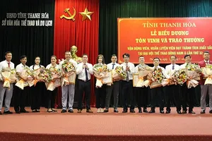 HLV Trần Văn Sỹ và các HLV của thể thao Thanh Hóa đã được khen thưởng với kết quả đạt được tại SEA Games 32. Ảnh: MẠNH CƯỜNG.BTH