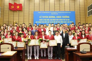 Lãnh đạo thành phố Hà Nội đã gặp mặt tuyên dương và khen thưởng thành tích SEA Games 32 đối với các HLV, VĐV. Ảnh: HNM