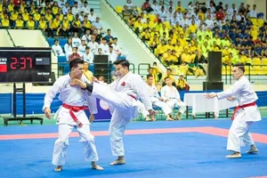 Võ sĩ karate trẻ luôn thi đấu rất máu lửa ở giải vô địch trẻ toàn quốc. Ảnh: MINH MINH