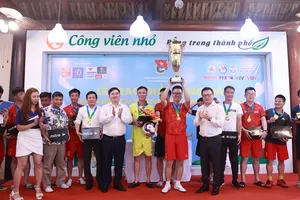 Đại diện Ban tổ chức đã trao thưởng cho các đội bóng có kết quả cao của giải. Ảnh: HỘI NHÀ BÁO VN