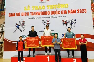 Ban tổ chức trao cờ thành tích cho các đơn vị có kết quả cao trong đối kháng nữ tại giải năm nay. Ảnh: V.H