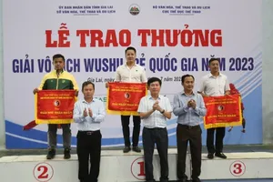 Các đơn vị dẫn đầu đã được trao cờ thành tích của ban tổ chức. Ảnh: VĂN NGỌC