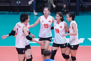 Đội tuyển bóng chuyền nữ Việt Nam đã chơi trận quyết tâm dù không có chiến thắng trước chủ nhà Pháp ở tối 27-7. Ảnh: VFV