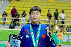 Cầu thủ Đinh Văn Duy đã nhận danh hiệu chuyền hai xuất sắc nhất giải SEA V.League 2023. Ảnh: VĂN DUY