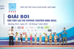 Đại diện VASA trao thưởng cho các VĐV nhí thi đấu tại giải. Đây là các VĐV mới chỉ 6 tuổi nhưng đã tham gia thi đấu và đạt thành tích tốt. Ảnh: VASA