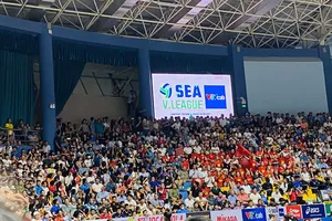 Khán giải ngồi kín khán đài và leo trèo đứng trên bảng điện tử tại nhà thi đấu trong trận chung kết SEA V.League 2023 tối 6-8 ở Vĩnh Phúc. Ảnh: MINH MINH
