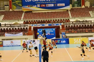 Các cầu thủ Bộ tư lệnh Thông tin (đỏ) đã thi đấu tứ kết và thắng đội nữ trẻ Thanh Hóa qua đó lọt vào bán kết năm nay. Ảnh: BTLTT