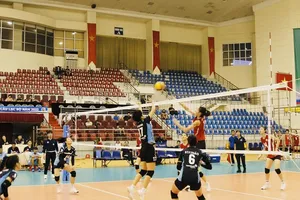 Đội nữ Bộ tư lệnh Thông tin (áo đỏ) đã vào chung kết giải và sẽ gặp đội VTV Bình Điền Long An để tranh ngôi vô địch. Ảnh: BTLTT