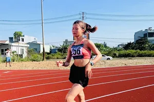 VĐV Hồ Thị Vân đã giành được HCV nội dung đi bộ 10km tại giải lần này. Ảnh: THANH PHÚC