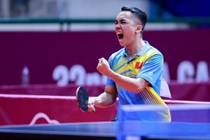 Đinh Anh Hoàng thăng hoa tại Campuchia và giành HCV đôi nam-nữ ở SEA Games 32. Ảnh: DŨNG PHƯƠNG