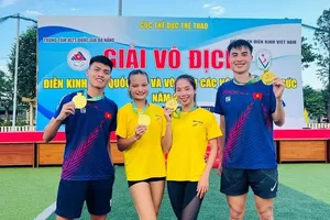 Đội tiếp sức của Hà Nội đã giành vô địch nội dung 4x400m hỗn hợp. Nguyễn Thị Hằng (thứ hai từ phải qua) đang là tuyển thủ trọng điểm của điền kinh Việt Nam. Ảnh: HẰNG NGUYỄN